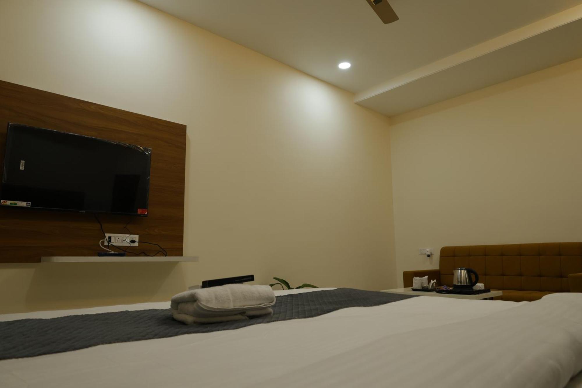 Hotel The Prime Land Hoshangabad Екстериор снимка